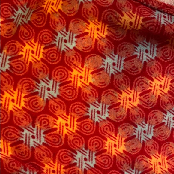 🌺Lula Roe perfect tee short sleeve, pattern top🌺 - Picture 4 of 6